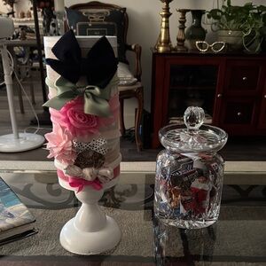 Adorable polkadot baby girl headband stand including 8 various headbands.